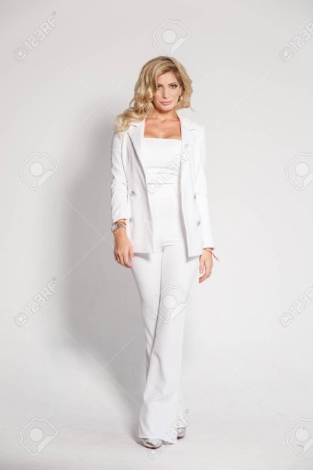 Девушка в белом костюме