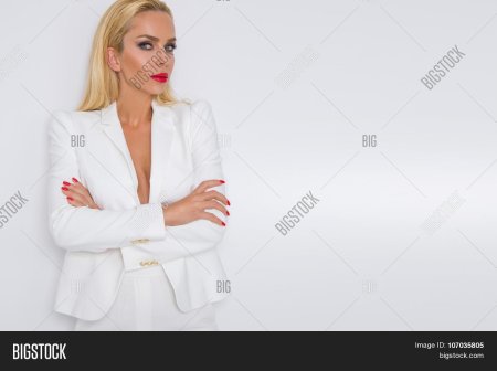 Девушка в белом пиджаке