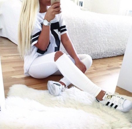 Блондинка в белом