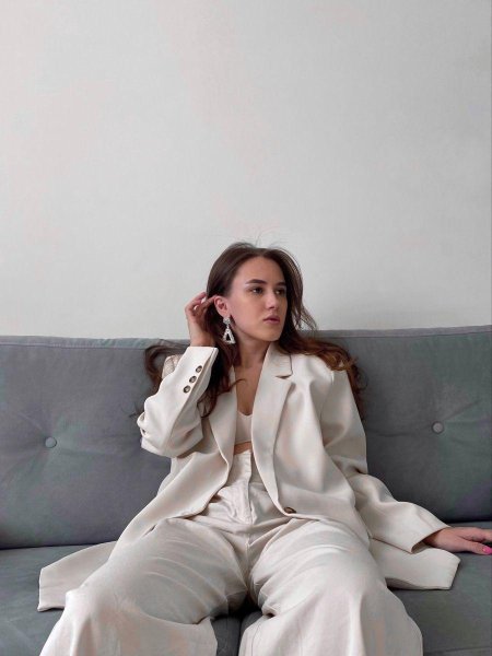 Бежевый костюм