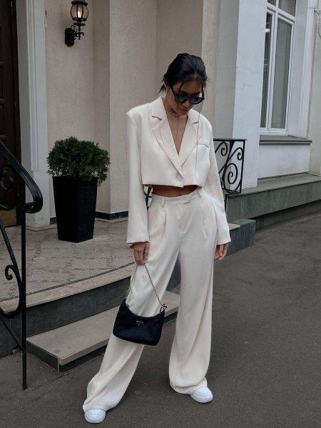 Белый брючный костюм