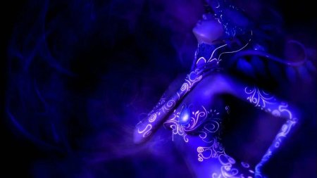 Красивые девушки на фиолетовом фоне