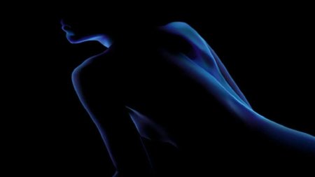 Силуэт обнаженной девушки на черном фоне