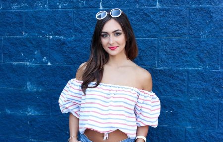 Красивая девушка на фоне стены