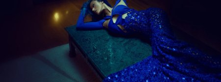 Девушка в синем платье Эстетика