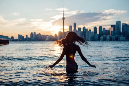 Красивые девушки на море