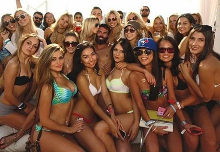 Много девушек