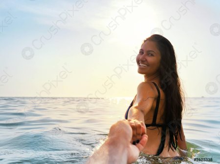 Девушка на закате у моря