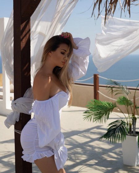 Платье с открытыми плечам