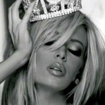 Девушка в короне