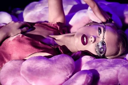 Фиолетовая девушка