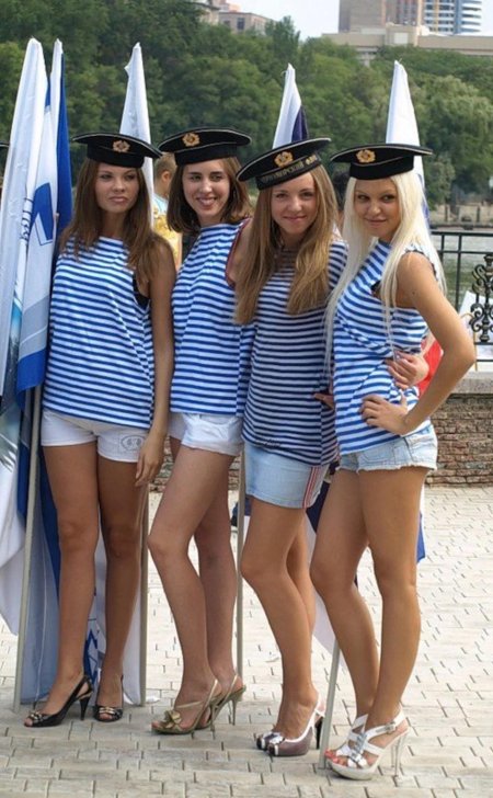 Девушка в тельняшке