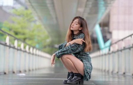 Девушки в платьях сидят на корточках