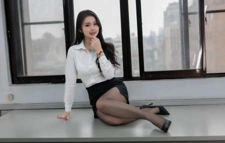 Красивые азиатки в колготках