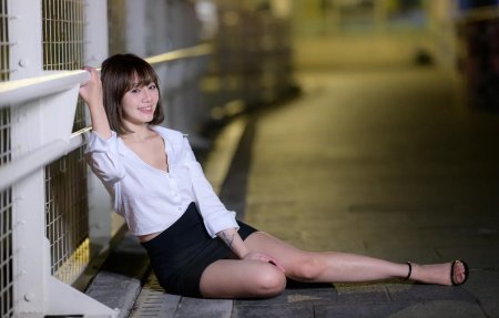 Женщина в юбке