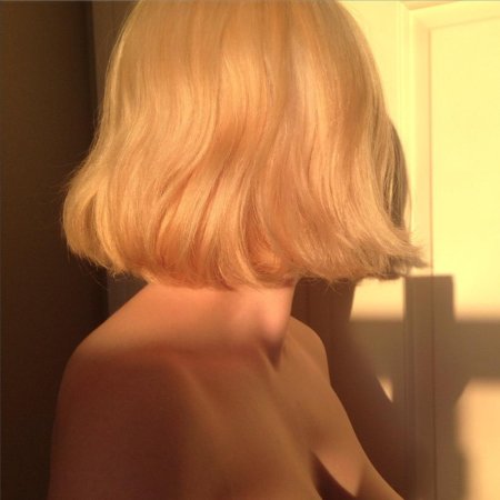 Блондинка с каре со спины