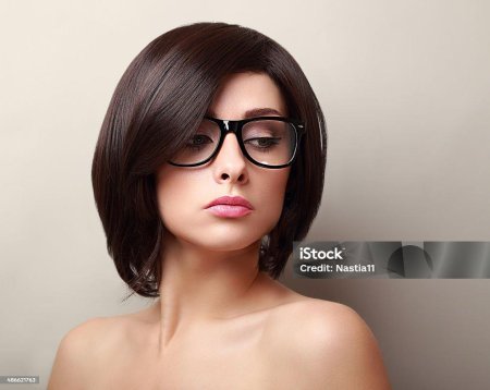 Девушка с каре в очках