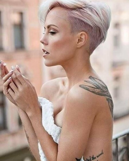 Голые татуированные с короткой стрижкой