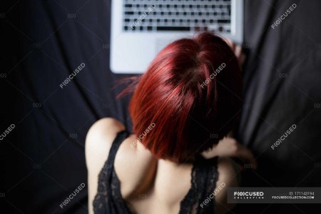 Рыжая девушка с каре