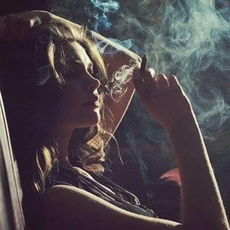 Курящая девушка