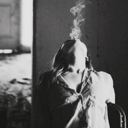 Девушка курит