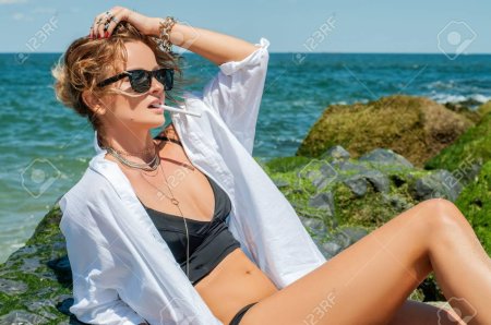 Курит в бикини