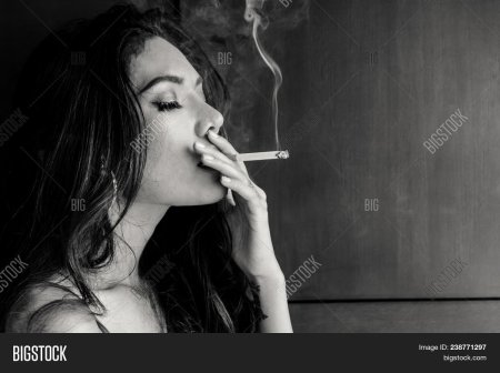 Парень курит с девушкой