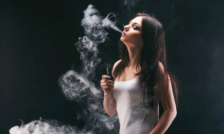 Девушка с электронной сигаретой