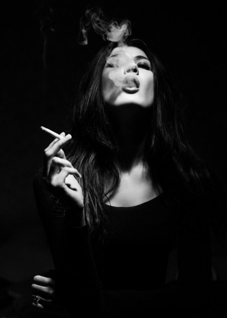 Девушка курит