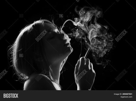 Обои на рабочий стол курящая девушка черно белые