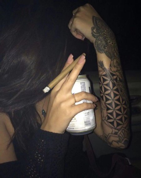 Девушка с татуировками