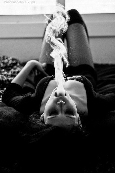 Девушка в дыму