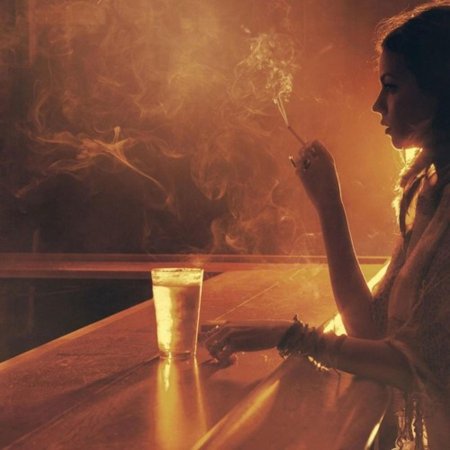 Девушка с сигаретой арт