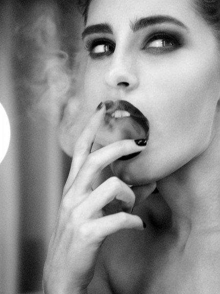 Девушка с сигаретой