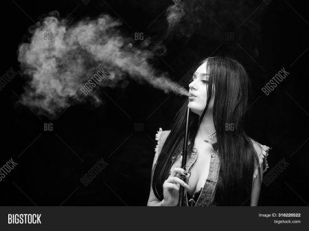 Мирослава Карпович курит