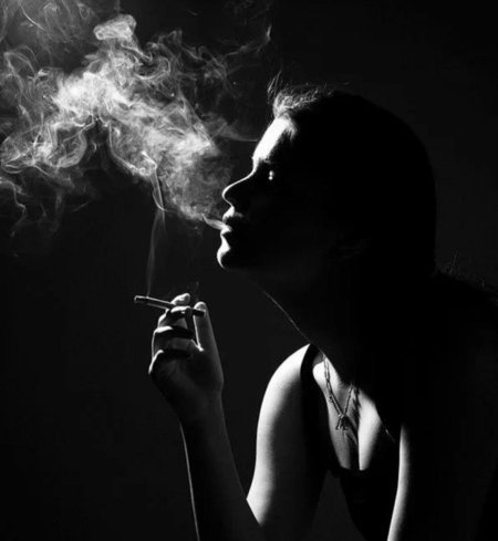 Девушка курит