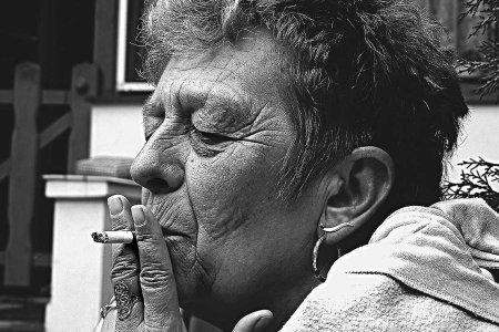 Старая курящая женщина