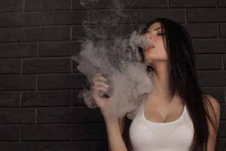 Девушка с ВЕЙПОМ