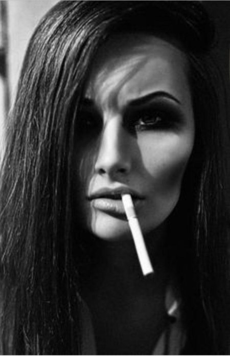 Курящая девушка