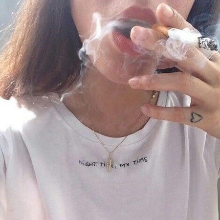 Девушка с сигаретой