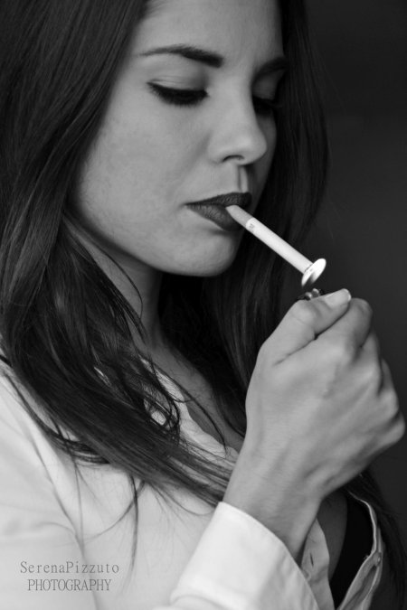 Smoking models курит