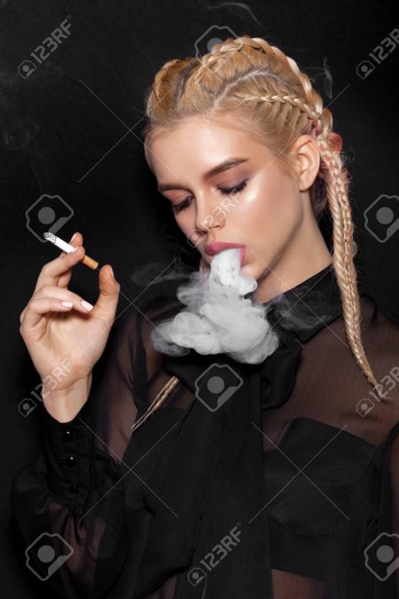 Девушка курит