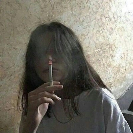 Девочка курит