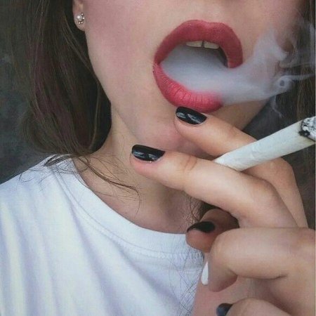 Девушка с сигаретой