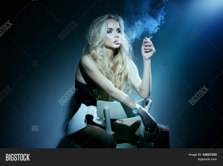 Блондинка с сигарой