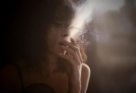 Девушка курит