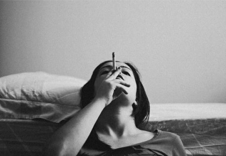 Девушка с сигаретой