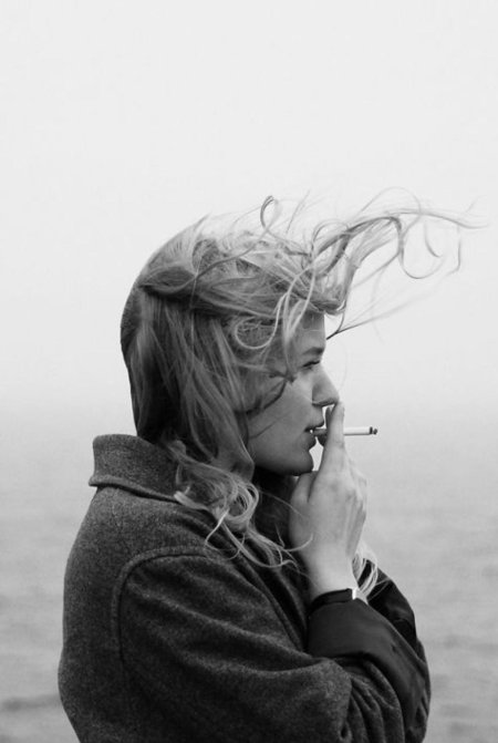 Девушка курит