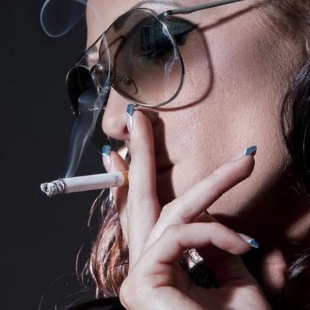 Девушка курит сигарету