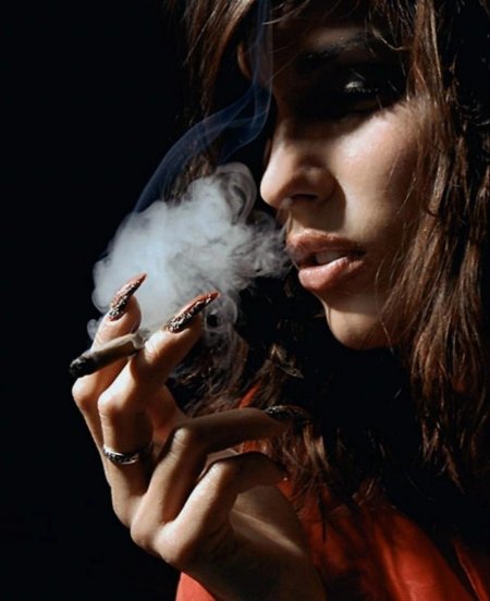 Красивая девушка курит сигарету